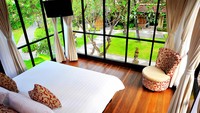 Sementara ini hanya ada dua tipe kamar yang dibuka untuk tamu yaitu Deluxe room dengan harga mulai dari Rp 2 juta per malam dengan sarapan dan Bungalow Room mulai dari Rp 2,2 juta per malam dengan sarapan. (Segara Village Hotel)