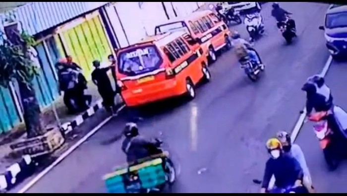 Sejumlah orang menangkap pencopet di sebuah angkot atau angkutan umum (Angkuta) di Wonogiri.