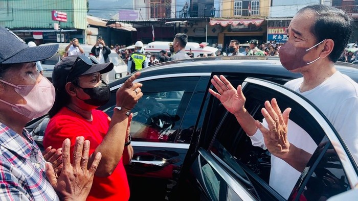 Sejumlah warga menggelar demonstrasi saat Presiden Joko Widodo (Jokowi) melakukan kunjungan kerja di Papua. Jokowi memanggil perwakilan demonstran dan mengajaknya untuk berdialog. (Laily Rachev - Biro Pers Sekretariat Presiden)