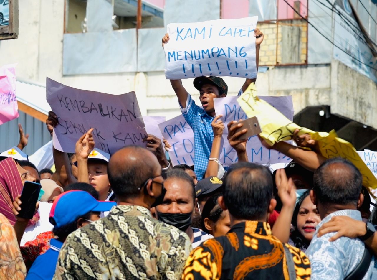 Sejumlah warga menggelar demonstrasi saat Presiden Joko Widodo (Jokowi) melakukan kunjungan kerja di Papua. Jokowi memanggil perwakilan demonstran dan mengajaknya untuk berdialog. (Laily Rachev - Biro Pers Sekretariat Presiden)