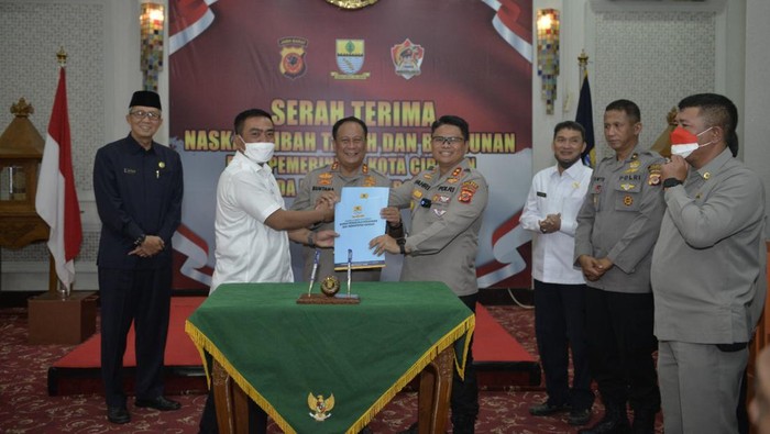 Serah terima naskah hibah lahan dan bangunan dari Pemkot Cirebon kepada Polres Cirebon Kota
