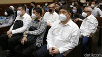 Sidang juga dihadiri oleh empat tersangka lainnya, yaitu tim asistensi Menteri Koordinator Bidang Perekonomian Weibinanto Halimdjati alias Lin Che Wei, Senior Manager Corporate Affairs Permata Hijau Group Stanley MA, Komisaris PT Wilmar Nabati Indonesia Master Parulian Tumanggor, dan General Manager bagian General Affairs PT Musim Mas Pierre Togar Sitanggang.