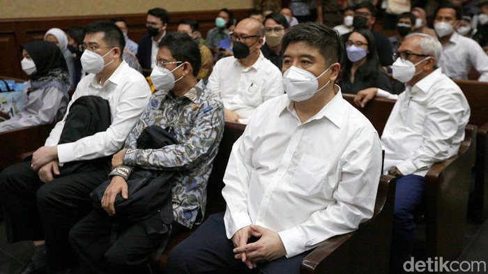 Lima terdakwa kasus dugaan korupsi izin ekspor minyak sawit mentah atau Crude Palm Oil (CPO), Direktur Jenderal Perdagangan Luar Negeri Kemendag Indra Sari Wisnu Wardhana dan tim asistensi Menteri Koordinator Bidang Perekonomian Weibinanto Halimdjati alias Lin Che Wei, Stanley MA (SMA) yang merupakan Senior Manager Corporate Affairs Permata Hijau Group, Master Parulian Tumanggor (MPT) Komisaris PT Wilmar Nabati Indonesia, dan Pierre Togar Sitanggang (PTS) selaku General Manager bagian General Affairs PT Musim Mas menjalani sidang perdana di Pengadilan Tipikor, Jakarta, Rabu (31/8/2022). Indra Sari Wisnu Wardhana bersama empat tersangka lainnya didakwa melakukan korupsi hingga membuat negara merugi Rp 18 triliun.