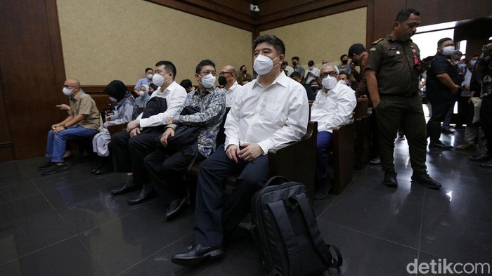 Lima terdakwa kasus dugaan korupsi izin ekspor minyak sawit mentah atau Crude Palm Oil (CPO), Direktur Jenderal Perdagangan Luar Negeri Kemendag Indra Sari Wisnu Wardhana dan tim asistensi Menteri Koordinator Bidang Perekonomian Weibinanto Halimdjati alias Lin Che Wei, Stanley MA (SMA) yang merupakan Senior Manager Corporate Affairs Permata Hijau Group, Master Parulian Tumanggor (MPT) Komisaris PT Wilmar Nabati Indonesia, dan Pierre Togar Sitanggang (PTS) selaku General Manager bagian General Affairs PT Musim Mas menjalani sidang perdana di Pengadilan Tipikor, Jakarta, Rabu (31/8/2022). Indra Sari Wisnu Wardhana bersama empat tersangka lainnya didakwa melakukan korupsi hingga membuat negara merugi Rp 18 triliun.