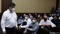 Lin Che Wei bisa jadi adalah sosok yang paling menjadi sorotan dalam sengkarut kasus korupsi minyak goreng yang menyeret banyak petinggi perusahaan sawit hingga pejabat tinggi Kementerian Perdagangan. Bagaimana tidak, dalam dakwaan yang dibaca jaksa, Lin Che Wei tercatat sebagai anggota Tim Asistensi Menteri Koordinator Bidang Perekonomian. 