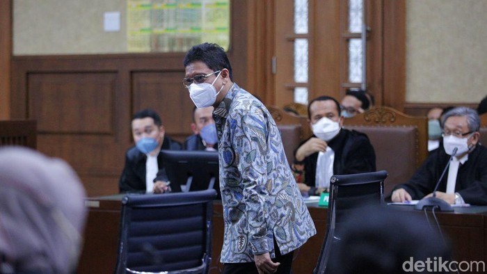 Sidang Perdana Kasus Minyak Goreng Lima terdakwa kasus dugaan korupsi izin ekspor minyak sawit mentah atau Crude Palm Oil (CPO), Direktur Jenderal Perdagangan Luar Negeri Kemendag Indra Sari Wisnu Wardhana dan tim asistensi Menteri Koordinator Bidang Perekonomian Weibinanto Halimdjati alias Lin Che Wei, Stanley MA (SMA) yang merupakan Senior Manager Corporate Affairs Permata Hijau Group, Master Parulian Tumanggor (MPT) Komisaris PT Wilmar Nabati Indonesia, dan Pierre Togar Sitanggang (PTS) selaku General Manager bagian General Affairs PT Musim Mas menjalani sidang perdana di Pengadilan Tipikor, Jakarta, Rabu (31/8/2022). Indra Sari Wisnu Wardhana bersama empat tersangka lainnya didakwa melakukan korupsi hingga membuat negara merugi Rp 18 triliun.