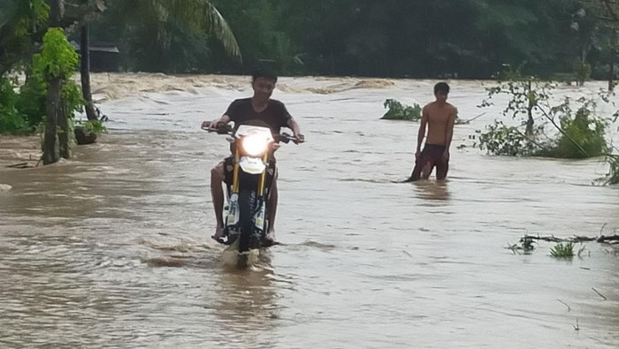 Banjir menerjang Desa Betao Riase, Kecamatan Pitu Riawa, Kabupaten Sidrap, Sulawesi Selatan (Sulsel).