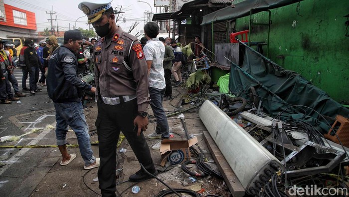 Situasi Terkini Lokasi Kecelakaan Maut Truk Tabrak BTS di Bekasi Kecelakaan maut yang melibatkan truk trailer terjadi di Bekasi. Truk tersebut menabrak halte, kemudian menabrak tiang BTS. Sepuluh orag dilaporkan tewas, Rabu, 31/8/2022.