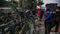 Kemudian, tiang Telkomsel yang ditabrak oleh truk itu roboh dan menimpa mobil-mobil yang ada di jalan. Salah satunya menimpa sebuah pikap dan sopir pikap tersebut meninggal.
