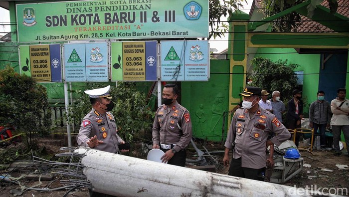 Kecelakaan maut yang melibatkan truk trailer terjadi di Bekasi. Truk tersebut menabrak halte, kemudian menabrak tiang BTS. Sepuluh orag dilaporkan tewas, Rabu, 31/8/2022.