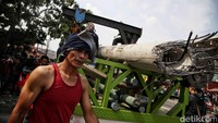 Puing-puing halte dan tiang BTS diangkut menggunakan truk. Diketahui, truk trailer tersebut membawa besi dari arah Kranji menuju Cakung.