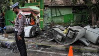 Dirlantas Polda Metro Jaya Kombes Latif Usman menjelaskan, truk menabrak halte, orang yang menunggu di halte dan tiang Telkomsel.