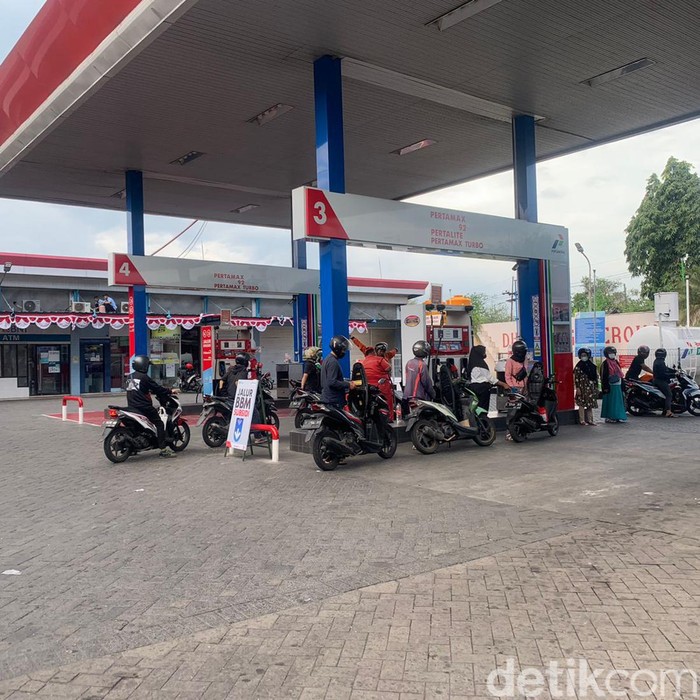 SPBU di Surabaya di tengah isu kenaikan BBM