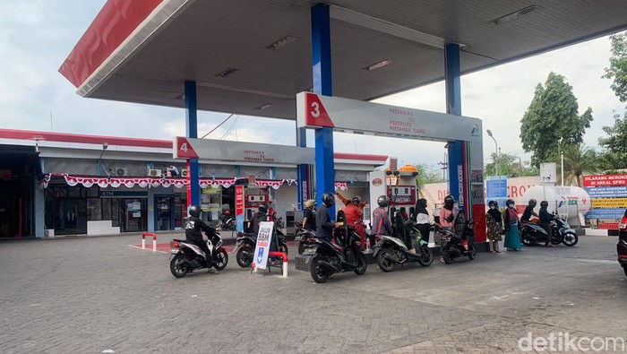 SPBU di Surabaya di tengah isu kenaikan BBM