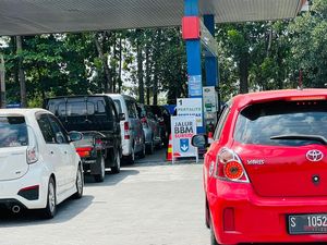 Antrean di SPBU Rest Area Tol Sidoarjo Mengular