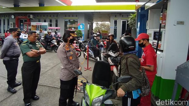Suasana antrean pembelian BBM di SPBU Cacaban, Kota Magelang, Rabu (31/8/2022) sore.