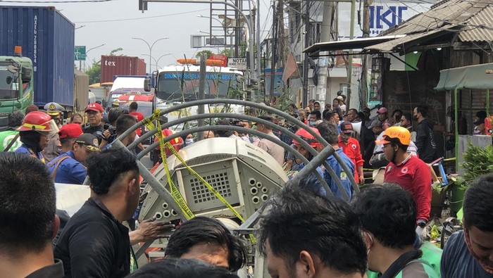 Suasana evakuasi tiang BTS di lokasi kecelakaan truk trailer di Bekasi (Hanafi-detikcom)