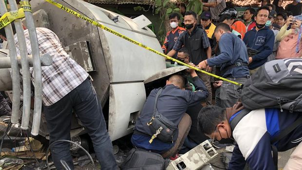 Suasana evakuasi tiang BTS di lokasi kecelakaan truk trailer di Bekasi (Hanafi-detikcom)