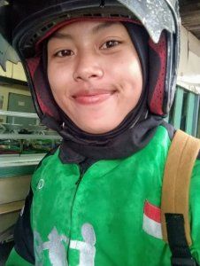 Syifa saat menjadi driver Gojek