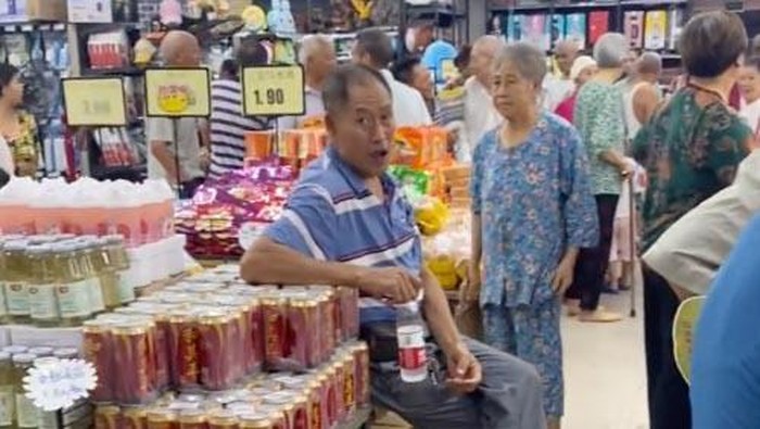 Gelombang panas sedang menghantam China. Para orang tua tak tahan hingga harus berkumpul di supermarket demi mendapatkan kesejukkan AC.