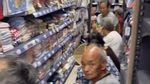 Tak Tahan Cuaca Panas, Para Lansia Ini Numpang Ngadem di Supermarket