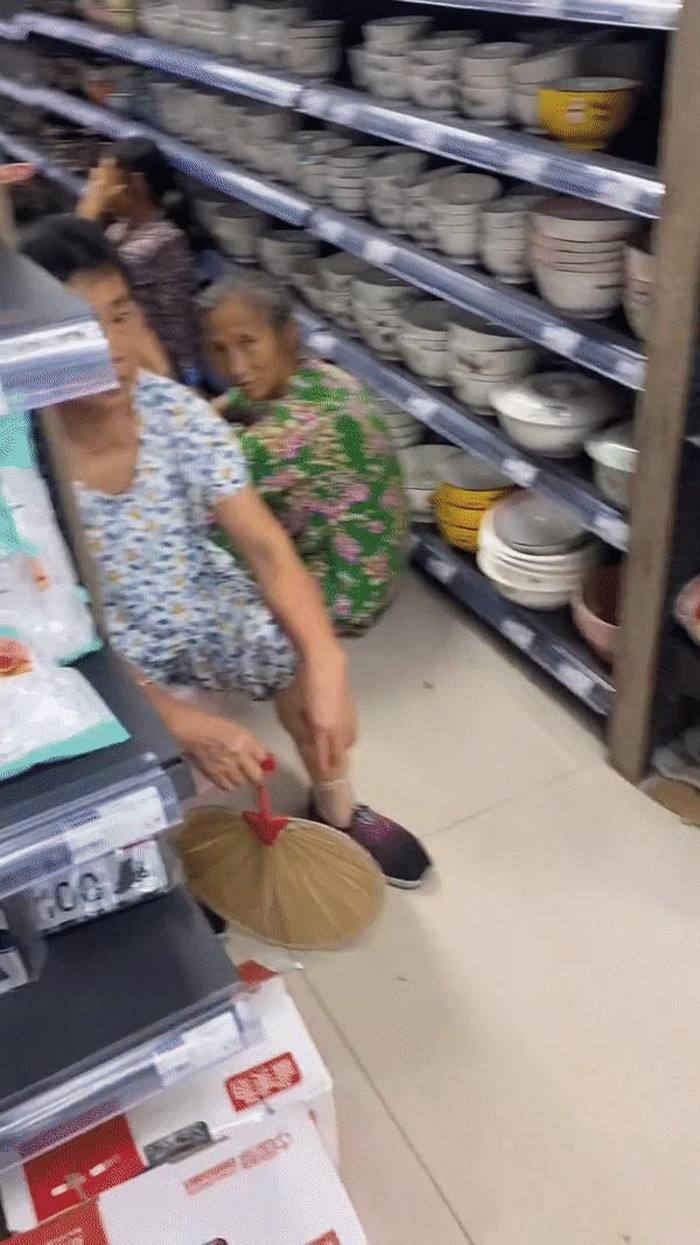 Gelombang panas sedang menghantam China. Para orang tua tak tahan hingga harus berkumpul di supermarket demi mendapatkan kesejukkan AC.