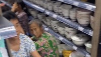 Total ada 15 distrik di Chongqing yang dilaporkan mengalami gelombang panas. Pada 18 Agustus lalu bahkan sampai 45 derajat celcius.