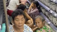 Para orang tua di China menderita karena kepanasan. Mereka rela berdesakkan di supermarket agar bisa berada di ruangan ber-AC.