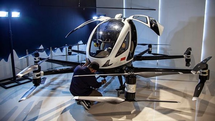 Taksi Terbang Punya China Mejeng di Mal Jakarta Marketing staff explained the specifications of the EHang 216 AAV (Autonomous Aerial Vehicle) unit displayed in the Prestige Motorcars pop up showroom at Lotte Shopping Avenue mall, Jakarta, on August 29, 2022. Imported by PT. Prestige Aviation, the EHang 216 is an electric-powered unmanned vehicle from China which is claimed to be able to fly as far as 35 Km, with a speed of 130 Km / h, and is expected to be a transportation access solution in the future, both passengers and logistics, for dense urban areas. , as well as for remote areas that still do not have adequate land access. (Photo by Aditya Irawan/NurPhoto via Getty Images)
