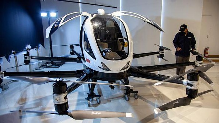 Taksi Terbang Punya China Mejeng di Mal Jakarta Marketing staff explained the specifications of the EHang 216 AAV (Autonomous Aerial Vehicle) unit displayed in the Prestige Motorcars pop up showroom at Lotte Shopping Avenue mall, Jakarta, on August 29, 2022. Imported by PT. Prestige Aviation, the EHang 216 is an electric-powered unmanned vehicle from China which is claimed to be able to fly as far as 35 Km, with a speed of 130 Km / h, and is expected to be a transportation access solution in the future, both passengers and logistics, for dense urban areas. , as well as for remote areas that still do not have adequate land access. (Photo by Aditya Irawan/NurPhoto via Getty Images)