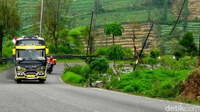 Tanjakan gardu pandang, Wonosobo. Jalan ini salah satu rute menuju kawasan dataran tinggi Dieng.