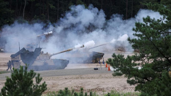 U.S. army self-propelled Paladin tanks fire during a joint live-fire drills, known as Ulchi Freedom Shield (UFS) at a training field near the demilitarized zone separating two Koreas, in Pocheon, South Korea August 31, 2022. REUTERS/Kim Hong-Ji