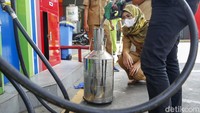 Tera ulang dilakukan dengan mengukur jumlah volume BBM dari mesin pompa ke bejana ukur untuk memastikan takaran yang sesuai.