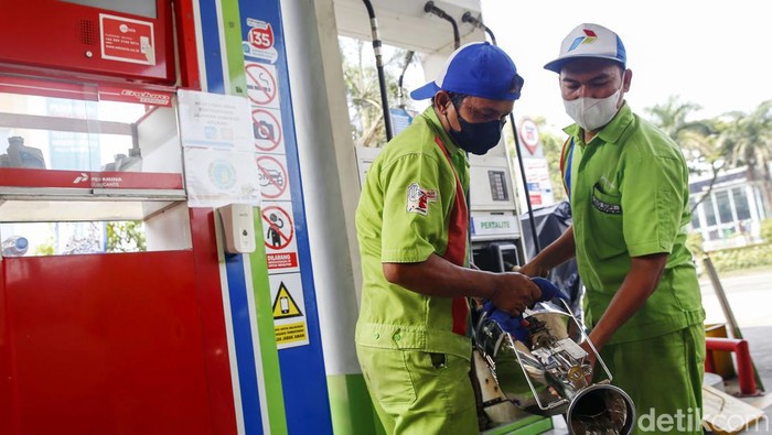 Tera Ulang untuk Memastikan Takaran di SPBU Serpong Petugas dari Dinas Perindustrian dan Perdagangan Kota Tangerang Selatan melakukan tera ulang pompa pengisian bahan bakar minyak di Stasiun Pengisian Bahan Bakar Umum (SPBU) 31.153.02 milik PT Pertamina di Serpong, Tangerang Selatan, Banten, Rabu (31/8/2022). Tera ulang dilakukan dengan mengukur jumlah volume BBM dari mesin pompa BBM ke bejana ukur untuk memastikan takaran yang sesuai.