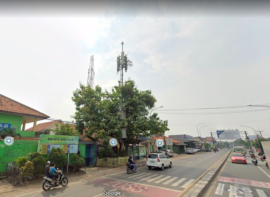 Tiang BTS sebelum roboh menimpa kendaraan dalam kecelakaan 31 Agustus 2022 di depan SDN II dan III Kota Baru, Bekasi. (Google Street View)
