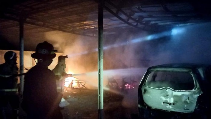 Tim pemadam sedang memadamkan kebakaran toko kelontong di Boyolali.