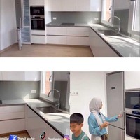 Marc memperlihatkan ruangan dapur yang menjadi tempat favorit sang istri. Dapurnya cantik sekali, kulkasnya tinggi sekali, sudah lebih dari cukup, ada microwave, oven, cabinet, untuk masak, tempat piring dan lainnya. Sambil masak bisa melihat pemandangan yang indah, terangnya.  Foto: Dok. Youtube Yanti Guixe family .