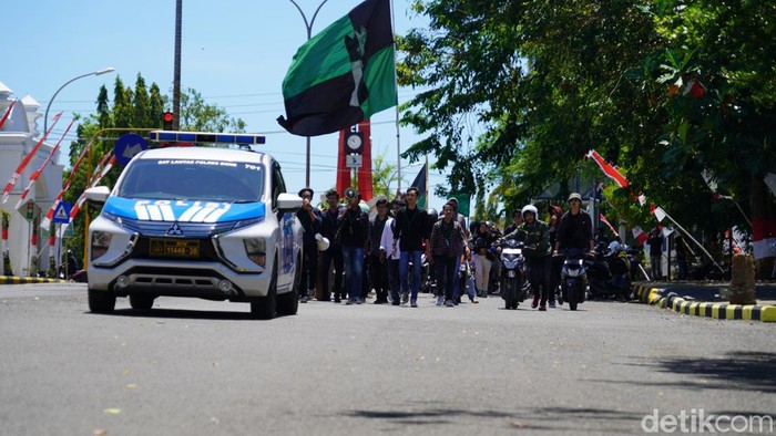 Himpunan Mahasiswa Islam (HMI) Cabang Bone, Sulawesi Selatan (Sulsel) menggelar aksi unjuk rasa menolak kenaikan harga BBM.