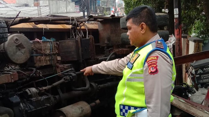 Truk terguling di Bogor (dok. Istimewa)