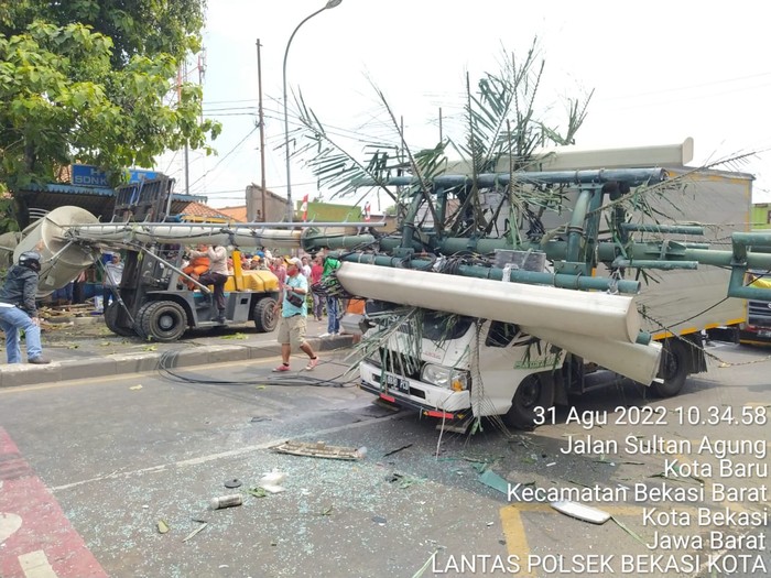 Sebuah truk trailer menabrak tiang BTS di dekat SD di Jl Sultan Agung, Kranji, Bekasi, Rabu (31/8/2022). Dikabarkan ada korban tewas akibat kejadian ini. Dirlantas Polda Metro Jaya Kombes Latif Usman membenarkan adanya kejadian ini. Latif membenarkan adanya korban tewas. Namun dia belum bisa memastikan jumlah korban tewas.