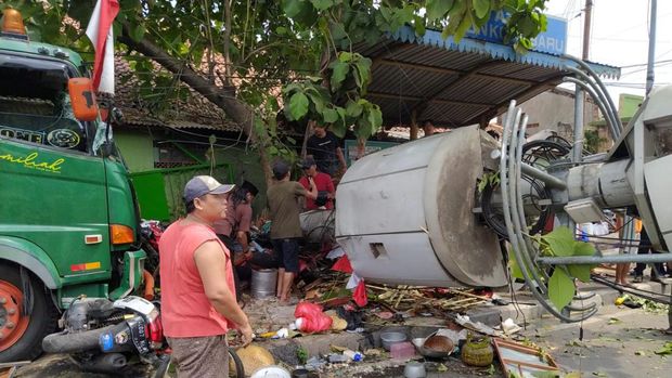 Sebuah truk trailer menabrak tiang BTS di dekat SD di Jl Sultan Agung, Kranji, Bekasi, Rabu (31/8/2022). Dikabarkan ada korban tewas akibat kejadian ini. Dirlantas Polda Metro Jaya Kombes Latif Usman membenarkan adanya kejadian ini. Latif membenarkan adanya korban tewas. Namun dia belum bisa memastikan jumlah korban tewas.