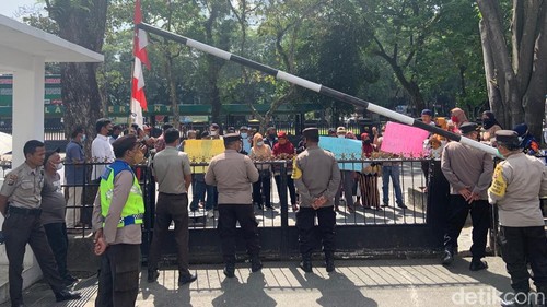 Unjuk rasa pensiunan PT Gotong Royong Jaya di PN Medan.