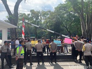 Gugatan Ditolak, Puluhan Pensiunan Protes di PN Medan