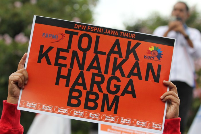 UNJUK RASA TOLAK KENAIKAN HARGA BBM Seorang buruh membentangkan poster saat berunjuk rasa di Jalan Gubernur Suryo, Surabaya, Jawa Timur, Rabu (31/8/2022). Mereka menyerukan sejumlah tuntutan salah satunya menolak rencana kenaikan harga bahan bakar minyak (BBM). ANTARA FOTO/Didik Suhartono/aww.