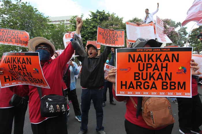 UNJUK RASA TOLAK KENAIKAN HARGA BBM Seorang buruh membentangkan poster saat berunjuk rasa di Jalan Gubernur Suryo, Surabaya, Jawa Timur, Rabu (31/8/2022). Mereka menyerukan sejumlah tuntutan salah satunya menolak rencana kenaikan harga bahan bakar minyak (BBM). ANTARA FOTO/Didik Suhartono/aww.