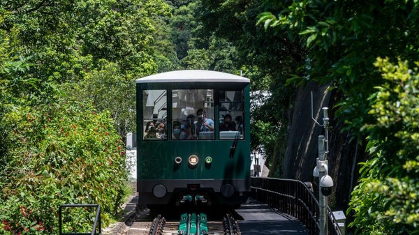 Usai renovasi yang memakan waktu 14 bulan, kini Peak Tram punya stasiun yang lebih besar dan kereta baru generasi keenam yang berwarna hijau tua (Vernon Yuen/NurPhoto/Getty Images)