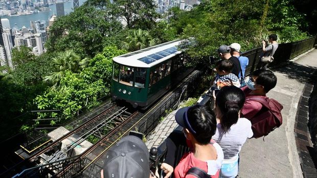 HONG KONG, CHINA - AUGUST 27: People ride the sixth generation Peak Tram on August 27, 2022 in Hong Kong, China. The sixth generation Peak Tram was officially put into operation on Saturday. (Photo by Li Zhihua/China News Service via Getty Images)