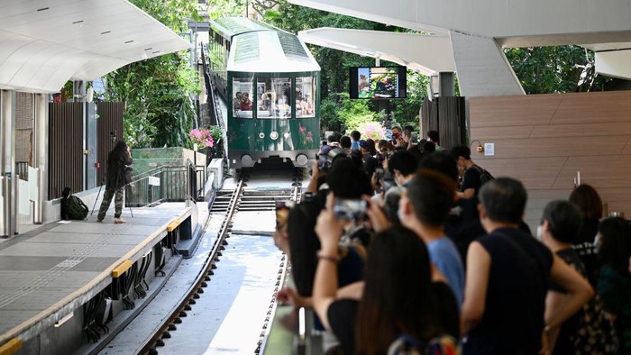 Wahana Kereta Tercuram Dunia Peak Tram di Hong Kong Kembali Dibuka HONG KONG, CHINA - AUGUST 27: People ride the sixth generation Peak Tram on August 27, 2022 in Hong Kong, China. The sixth generation Peak Tram was officially put into operation on Saturday. (Photo by Li Zhihua/China News Service via Getty Images)