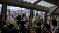 The Peak adalah obyek wisata terbesar di Hong Kong. Liburan ke Hong Kong tak lengkap tanpa melihat keindahan panorama cakrawala dari lokasi tertinggi The Peak. Cara cepat menuju The Peak adalah dengan naik Peak Tram. (Isaac Lawrence/AFP/Getty Images)