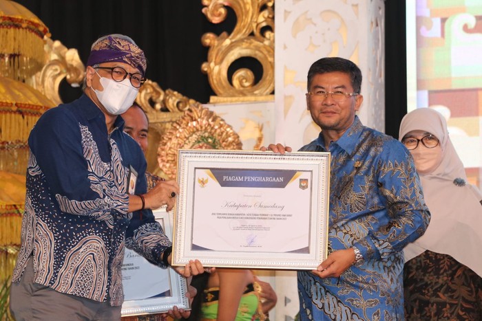 Wakil Bupati Sumedang Erwan Setiawan saat menerima penghargaan